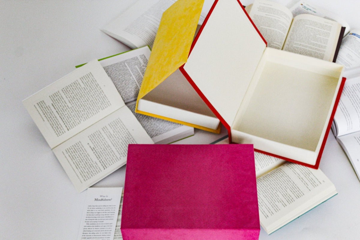 Par de Libros Decorativos color Beige con cierre imantado - Luxbox Design